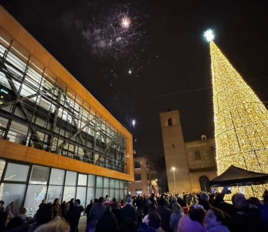 Alcorcón enciende sus luces de Navidad con retraso y opiniones dispares Alcorcón enciende sus luces de Navidad con retraso y opiniones dispares