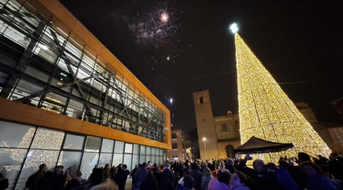 Alcorcón enciende sus luces de Navidad con retraso y opiniones dispares Alcorcón enciende sus luces de Navidad con retraso y opiniones dispares