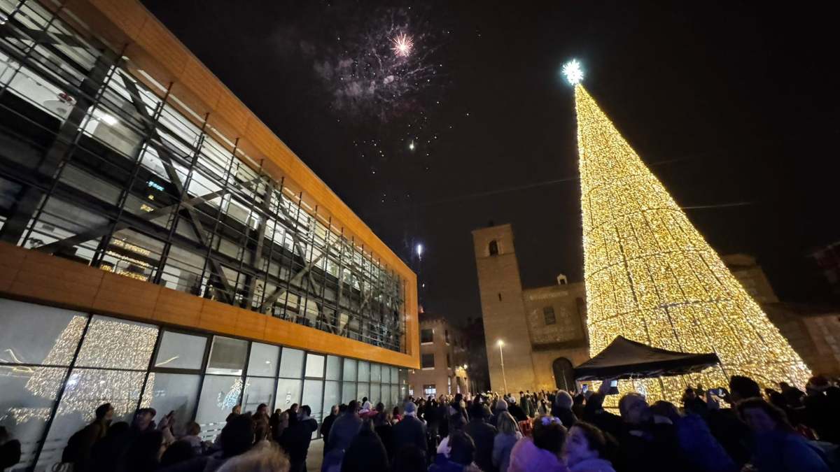 Alcorcón enciende sus luces de Navidad con retraso y opiniones dispares Alcorcón enciende sus luces de Navidad con retraso y opiniones dispares