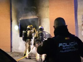 Seis personas atendidas tras un incendio en un local okupado de Alcorcón