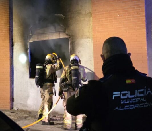 Seis personas atendidas tras un incendio en un local okupado de Alcorcón