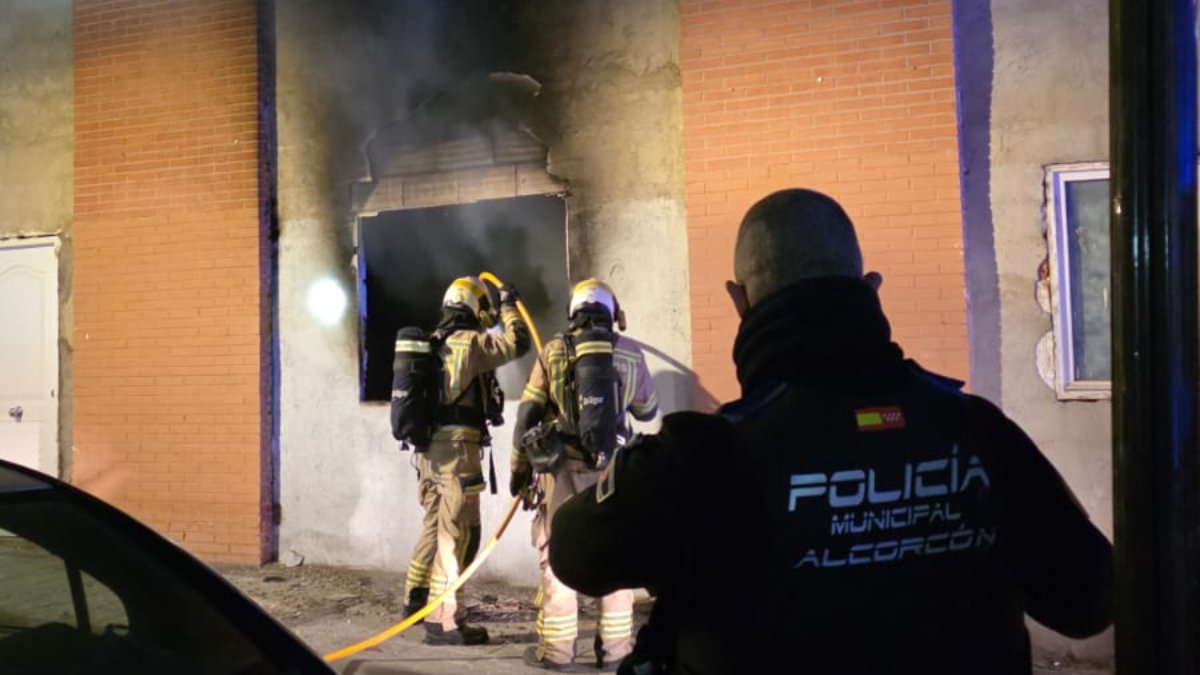 Seis personas atendidas tras un incendio en un local okupado de Alcorcón