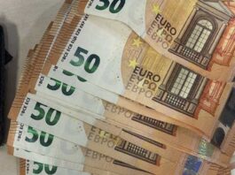 La Policía Municipal de Alcorcón devuelve a su dueño una cartera con 724 euros gracias a una vecina La Policía Municipal de Alcorcón devuelve a su dueño una cartera con 724 euros gracias a una vecina