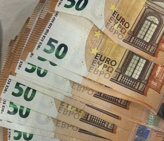 La Policía Municipal de Alcorcón devuelve a su dueño una cartera con 724 euros gracias a una vecina La Policía Municipal de Alcorcón devuelve a su dueño una cartera con 724 euros gracias a una vecina