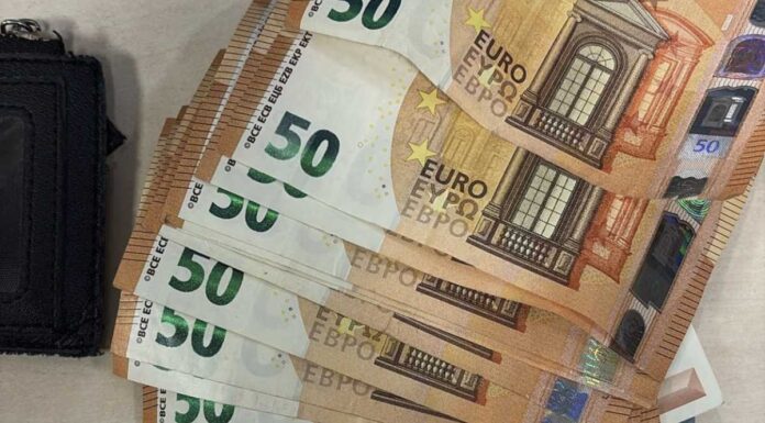 La Policía Municipal de Alcorcón devuelve a su dueño una cartera con 724 euros gracias a una vecina