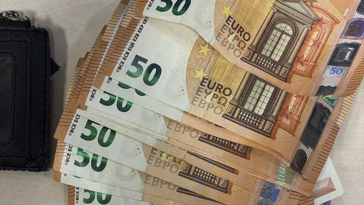 La Policía Municipal de Alcorcón devuelve a su dueño una cartera con 724 euros gracias a una vecina La Policía Municipal de Alcorcón devuelve a su dueño una cartera con 724 euros gracias a una vecina