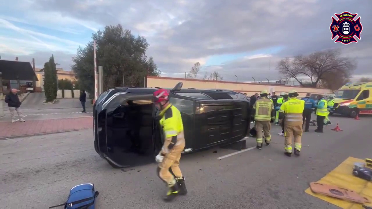 Vuelco de un vehículo en un accidente que dejó un herido leve en Alcorcón