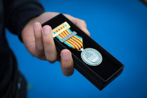 La Policía Municipal de Alcorcón recibe la Medalla Dorada por sus actuaciones en Paiporta durante la DANA