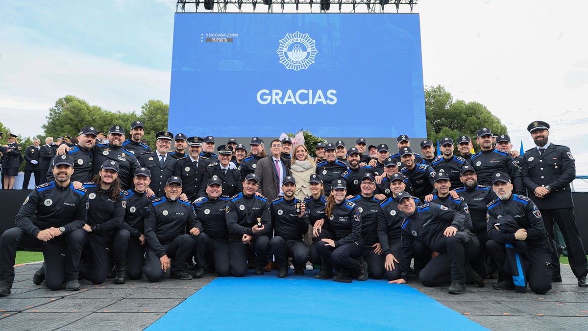 La Policía Municipal de Alcorcón recibe la Medalla Dorada por sus actuaciones en Paiporta durante la DANA
