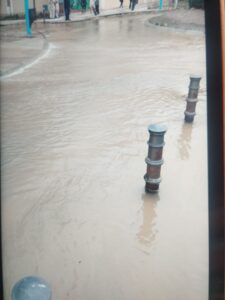 Se inunda por completo la calle Timanfaya con Parque Cabañeros en Alcorcón debido a una rotura de tubería