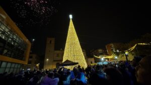 Alcorcón enciende sus luces de Navidad con retraso y opiniones dispares