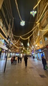 Alcorcón enciende sus luces de Navidad con retraso y opiniones dispares