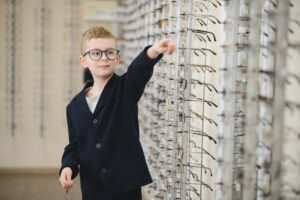 Gafas y lentillas gratis o con descuento para menores en Alcorcón: cómo solicitar la nueva ayuda estatal