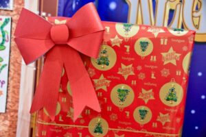 La Navidad se envuelve en inclusión: los niños con TEA de Alcorcón crean el papel de regalo de TresAguas