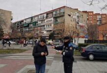 Alcorcón multará a los vecinos que crucen la calle mirando el teléfono móvil