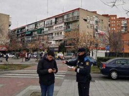 Alcorcón multará a los vecinos que crucen la calle mirando el teléfono móvil