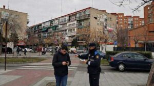 Alcorcón multará a los vecinos que crucen la calle mirando el teléfono móvil