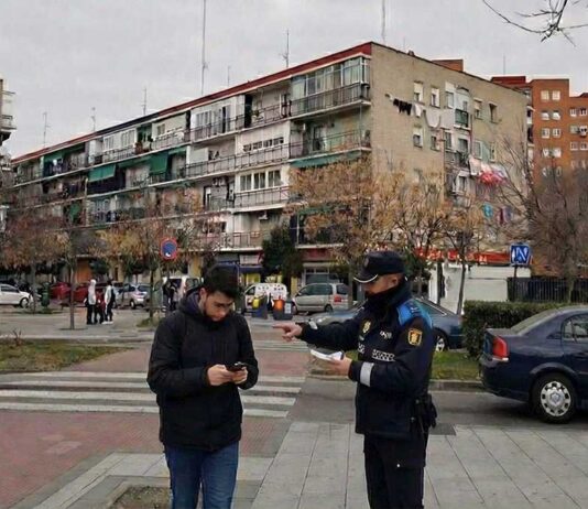 Alcorcón multará a los vecinos que crucen la calle mirando el teléfono móvil