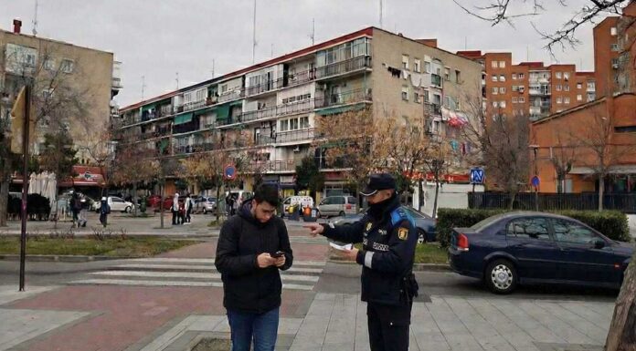 Alcorcón multará a los vecinos que crucen la calle mirando el teléfono móvil