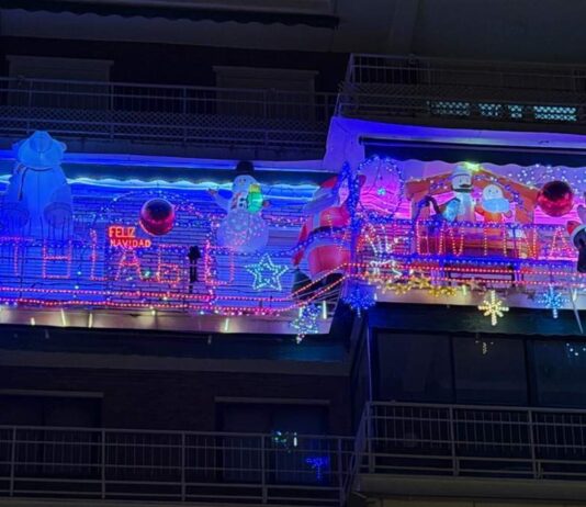 El balcón de Valentina y Thiago vuelve a brillar por Navidad en Alcorcón