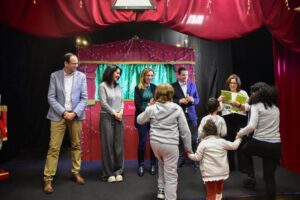 La Navidad se envuelve en inclusión: los niños con TEA de Alcorcón crean el papel de regalo de TresAguas