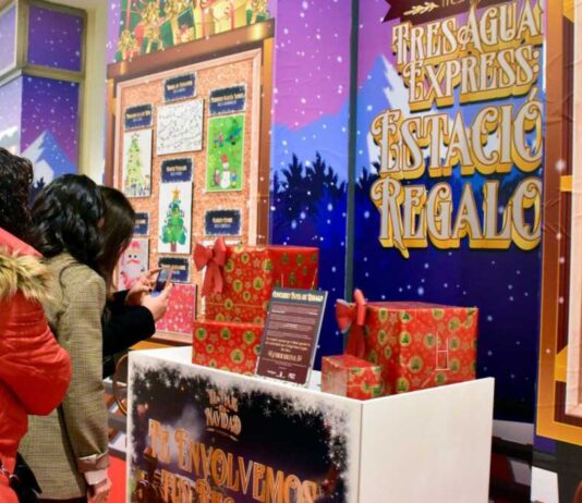 La Navidad se envuelve en inclusión: los niños con TEA de Alcorcón crean el papel de regalo de TresAguas
