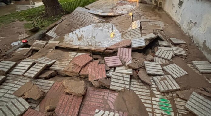Se inunda por completo la calle Timanfaya con Parque Cabañeros en Alcorcón debido a una rotura de tubería