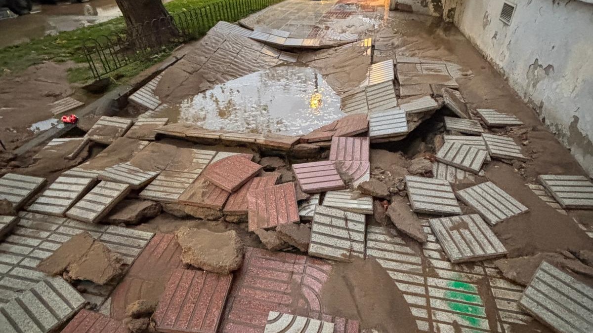 Se inunda por completo la calle Timanfaya con Parque Cabañeros en Alcorcón debido a una rotura de tubería