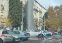 Espectacular fuga de agua en Alcorcón: una tubería rota lanza un chorro de varios metros en la calle Tuy Espectacular fuga de agua en Alcorcón: una tubería rota lanza un chorro de varios metros en la calle Tuy