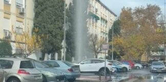 Espectacular fuga de agua en Alcorcón: una tubería rota lanza un chorro de varios metros en la calle Tuy