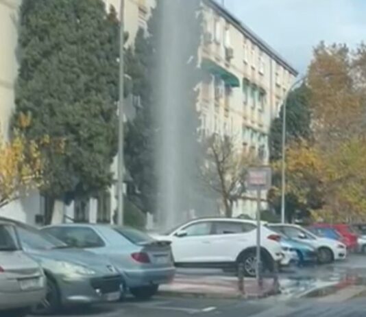Espectacular fuga de agua en Alcorcón: una tubería rota lanza un chorro de varios metros en la calle Tuy Espectacular fuga de agua en Alcorcón: una tubería rota lanza un chorro de varios metros en la calle Tuy