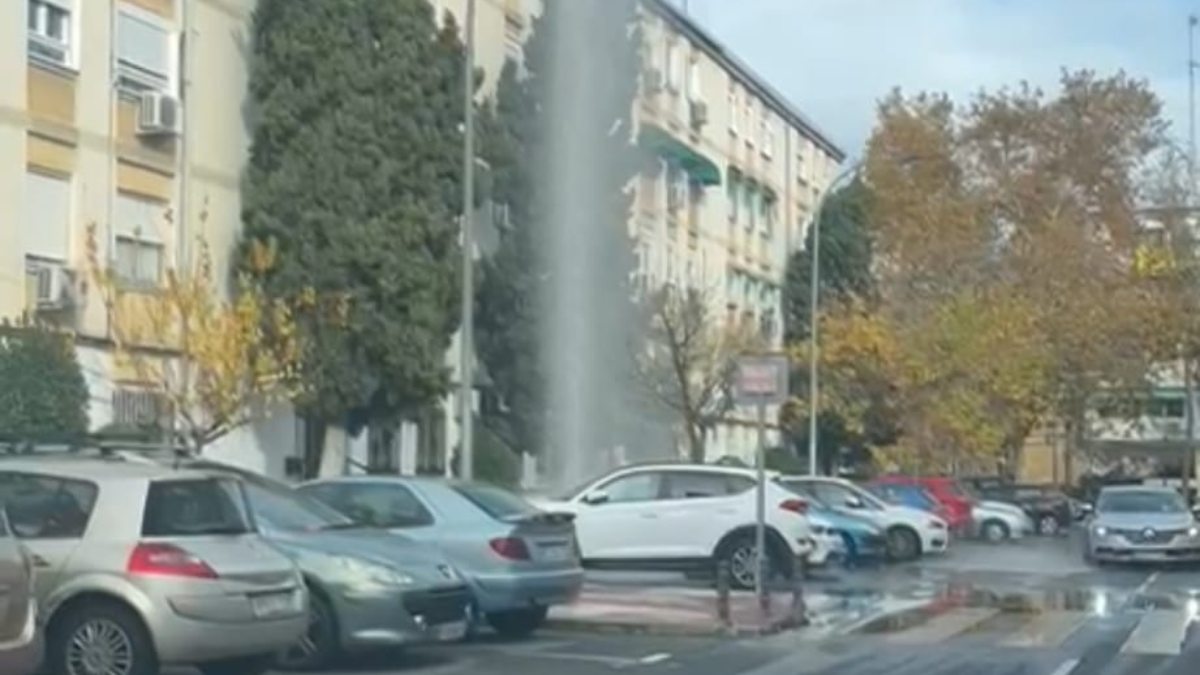 Espectacular fuga de agua en Alcorcón: una tubería rota lanza un chorro de varios metros en la calle Tuy Espectacular fuga de agua en Alcorcón: una tubería rota lanza un chorro de varios metros en la calle Tuy