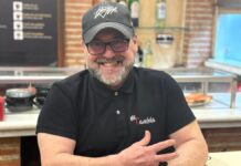 Fabián Moreno, dueño de la Taberna Mi Candela: «Llevo año y medio sin subir la carta porque salir hoy en día cuesta mucho» Fabián Moreno, dueño de la Taberna Mi Candela: "Llevo año y medio sin subir la carta porque salir hoy en día cuesta mucho"