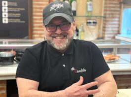 Fabián Moreno, dueño de la Taberna Mi Candela: «Llevo año y medio sin subir la carta porque salir hoy en día cuesta mucho» Fabián Moreno, dueño de la Taberna Mi Candela: "Llevo año y medio sin subir la carta porque salir hoy en día cuesta mucho"