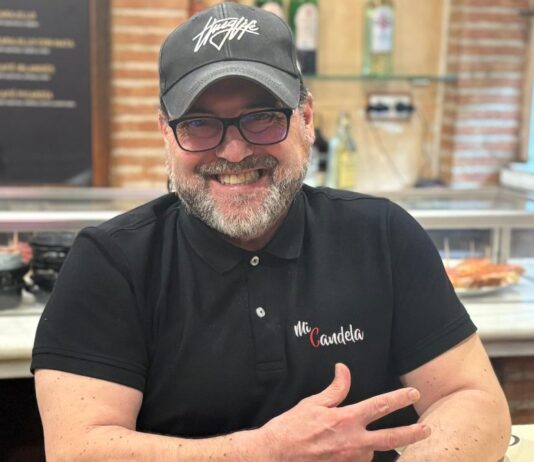 Fabián Moreno, dueño de la Taberna Mi Candela: «Llevo año y medio sin subir la carta porque salir hoy en día cuesta mucho» Fabián Moreno, dueño de la Taberna Mi Candela: "Llevo año y medio sin subir la carta porque salir hoy en día cuesta mucho"