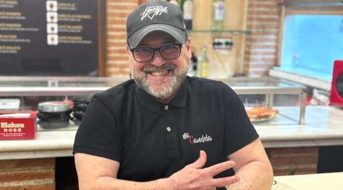 Fabián Moreno, dueño de la Taberna Mi Candela: «Llevo año y medio sin subir la carta porque salir hoy en día cuesta mucho» Fabián Moreno, dueño de la Taberna Mi Candela: "Llevo año y medio sin subir la carta porque salir hoy en día cuesta mucho"