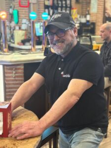 Fabián Moreno, dueño de la Taberna Mi Candela: "Llevo año y medio sin subir la carta porque salir hoy en día cuesta mucho"