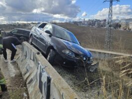 Un coche queda al borde de un terraplén tras un aparatoso accidente entre Alcorcón y Leganés