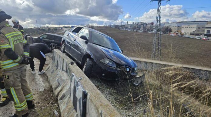 Un coche queda al borde de un terraplén tras un aparatoso accidente entre Alcorcón y Leganés