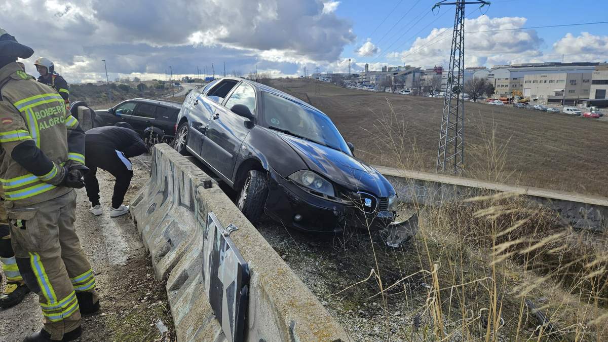 Un coche queda al borde de un terraplén tras un aparatoso accidente entre Alcorcón y Leganés