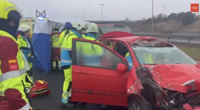 Un accidente entre un camión y un turismo deja un herido grave en Alcorcón