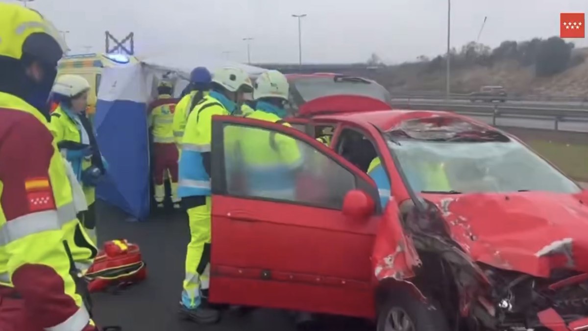 Un accidente entre un camión y un turismo deja un herido grave en Alcorcón