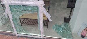 Golpe nocturno en Alcorcón: asaltan una farmacia rompiendo un cristal blindado