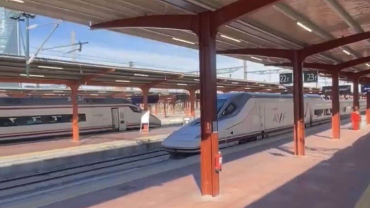 Varios maquinistas rinden homenaje en Chamartín a Pablo, vecino de Alcorcón fallecido en Adamuz