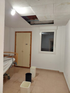 Goteras y fallos estructurales obligan a reubicar a cinco personas mayores de la residencia de Alcorcón