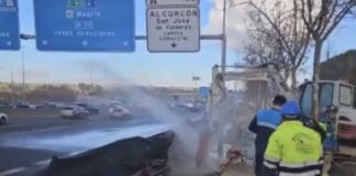 Una tubería revienta en plena A-5 y obliga a intervenir a los Bomberos de Alcorcón