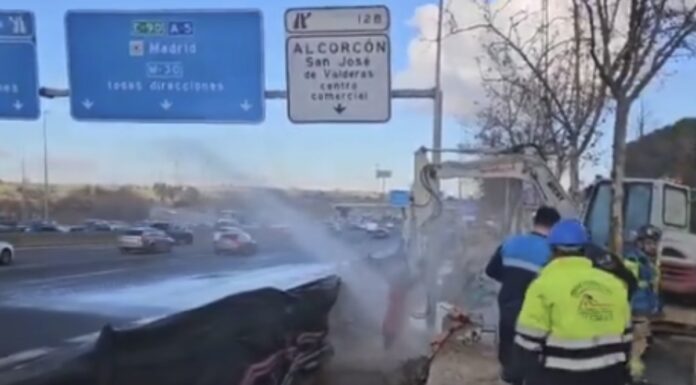 Una tubería revienta en plena A-5 y obliga a intervenir a los Bomberos de Alcorcón