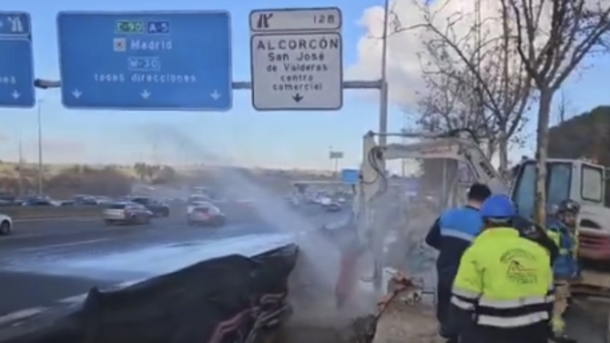 Una tubería revienta en plena A-5 y obliga a intervenir a los Bomberos de Alcorcón
