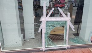 Golpe nocturno en Alcorcón: asaltan una farmacia rompiendo un cristal blindado