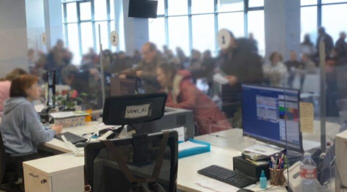 Denuncian mafias que venden citas para trámites municipales en Alcorcón